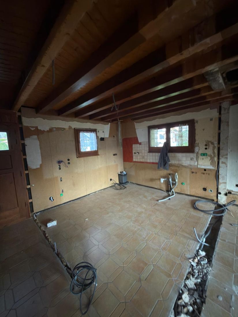 Installation électrique d'une cuisine neuve : prises plan de travail, circuits électroménager, éclairage
