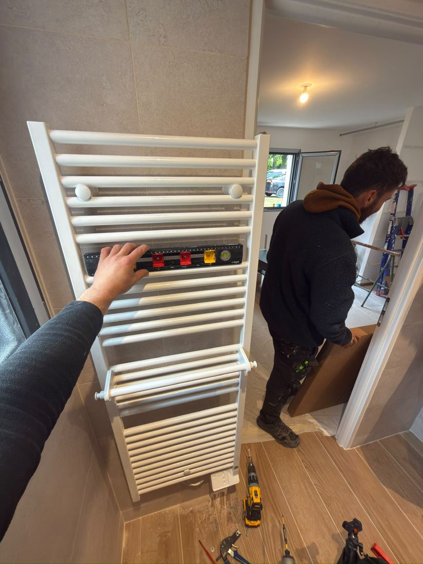 Pose d'un sèche-serviettes électrique dans une salle de bains