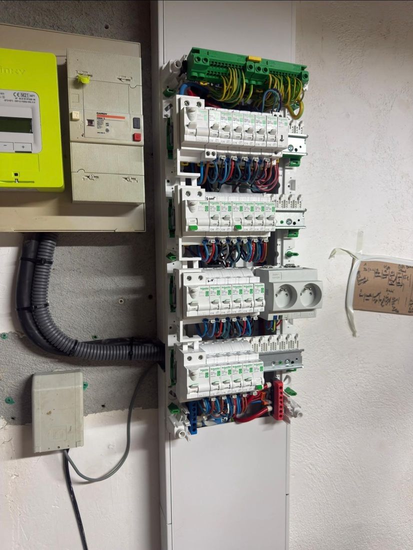 Tableau électrique neuf Schneider en cours de câblage, installé par Elec Revive